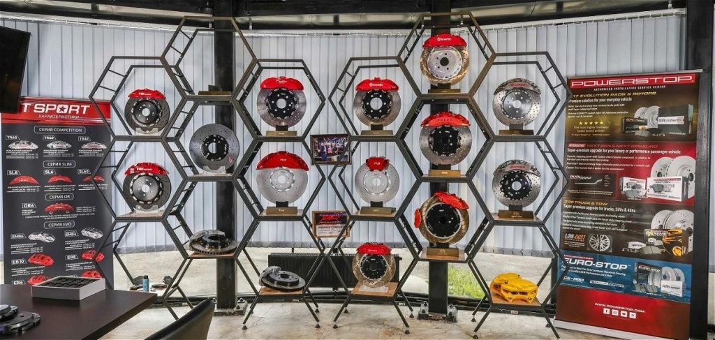 Выставочная зона Brake Systems с тормозными дисками и суппортами